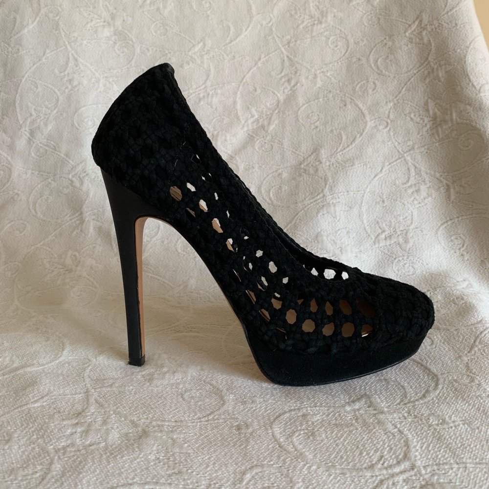 badgley mischka black pumps